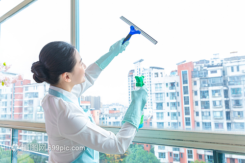 保潔服務(wù)清潔玻璃