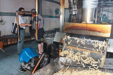 臺灣百年食品老店使用回鍋油 油里飄蟑螂