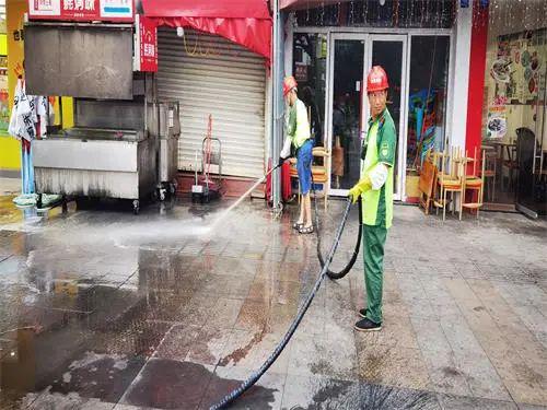 蘆山開展夜市區(qū)域油污清洗行動(dòng)