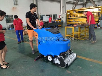【昆山全自動洗地機價格 工廠環(huán)氧地面手推拖地機廠家圖片】昆山全自動洗地機價格 工廠環(huán)氧地面手推拖地機廠家圖片大全 - 無錫意馳清潔產(chǎn)品